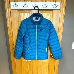 Girls Patagonia Puffy Jacket size girls XL. Cross between turquoise and blue.